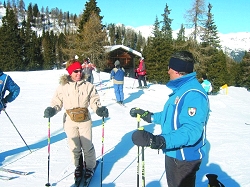 Fabrizia Caola pozorne počúva odporúčania jedného z lyžiarskych inštruktorov.
