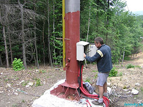 zapájanie elektroinštalácie pre podperu č. 16 /foto: Peťo z Lamača 16.06.2005/