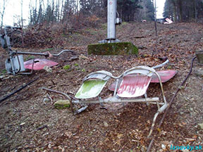 sedačky pri podpere č. 15 - demontáž dopravného lana a sedačiek /foto: Andrej 04.12.2004/