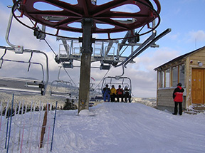 Vratný lanáč vrcholovej stanice. Je realizovaná ako pevná, pohon aj napínanie má táto LD umiestnené v stanici údolnej. /foto: Peťo z Lamača 02.02.2007/