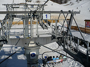 pohled z mostu dolní stanice na tlačné podpěry č. 1 a 2 /foto: Radim Polcer 13.02.2008/