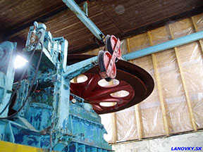 Poháňací lanáč z opačnej strany, vľavo hore je vidno hlavnú brzdu /foto: Andrej 11.07.2004/