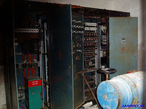 Miestnosť s hlavným rozvádzačom (a hlavným vypínačom) lanovky, prvky pod napätím by sme tu dnes asi ťažko hľadali... /foto: Andrej 11.07.2004/