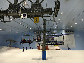 Štvorsedačková lanovka Poma Unifix v lyžiarskom stredisku Ski Dubai /foto: Dominik Pella 9.4.2017/