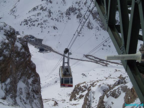 kabína tesne pod vrcholovou stanicou /foto: Andrej 17.04.2006/