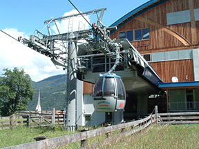 15-kabinka Millenium Express v Nassfeldu z roku 2000, která se se svou délkou přes 6 km (3 úseky) řadí k nejdelším lanovkám v Alpách /foto: Radim Polcer 30.06.2007/
