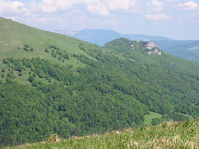 pohľad na vrcholovú stanicu lanovky (vľavo) z náprotivného hrebeňa Malej Krížnej /foto: Mirek/