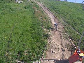 na downhill sa dalo pozerať aj z lanovky /foto: Peter Brňák 22.6.2008/