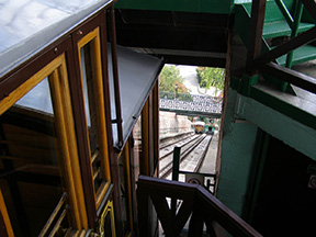 Pohľad z hornej stanice na trať s dolnou stanicou v pozadí /foto: Dušan Varga/