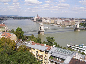 Pohľad z hradu na Sečéniho reťazový most, budova s hnedou vežičkou v pozadí je maďarský parlament /foto: Dušan Varga/