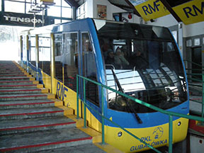 Vozeň č. 1 v dolnej stanici /foto: Marek Ochotnica 3.1.2009/