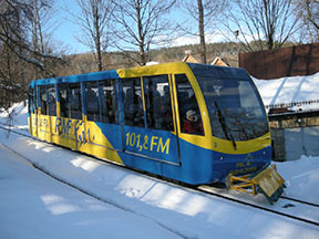 Vozeň č. 2 po výjazde z dolnej stanice /foto: Marek Ochotnica 3.1.2009/