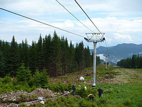 pohled ze současné horní stanice na vykácený průsek pro novou lanovku /foto: Radim Polcer 29.6.2009/