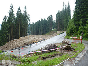 pohled od stávající dolní stanice na místo, kde bude vybudováno přemostění pro sjezdovku /foto: Radim Polcer 29.6.2009/