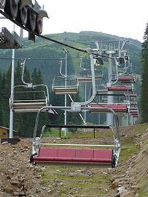 pohled z dolní stanice na trasu lanovky /foto: Radim Polcer 29.6.2009/