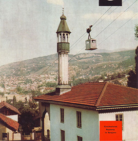 Typický pohled – lanovka a minaret