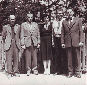 Zleva šéfmontér B. Hattan, projektant F. Šup a tři pracovníci podniku Balkanija v Sarajevu