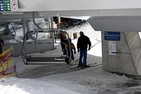 Nastupovanie lyžiarov na novú králickú štvorsedačku /foto: Milan Haring 25.2.2010/