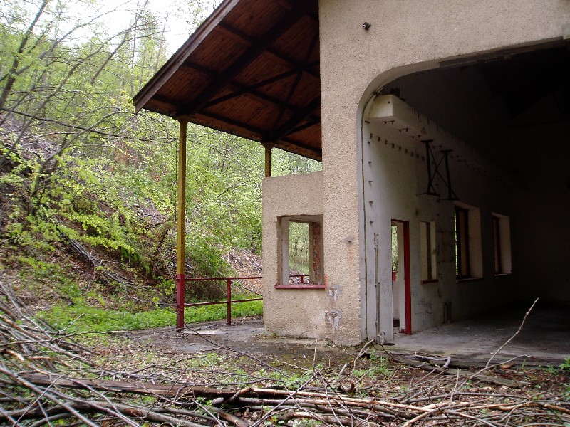 V zábere vidno aj pokladňu, ktorá dnes podobne ako celá budova, stratila význam.  - foto: Andrej Bisták 2.5.2004