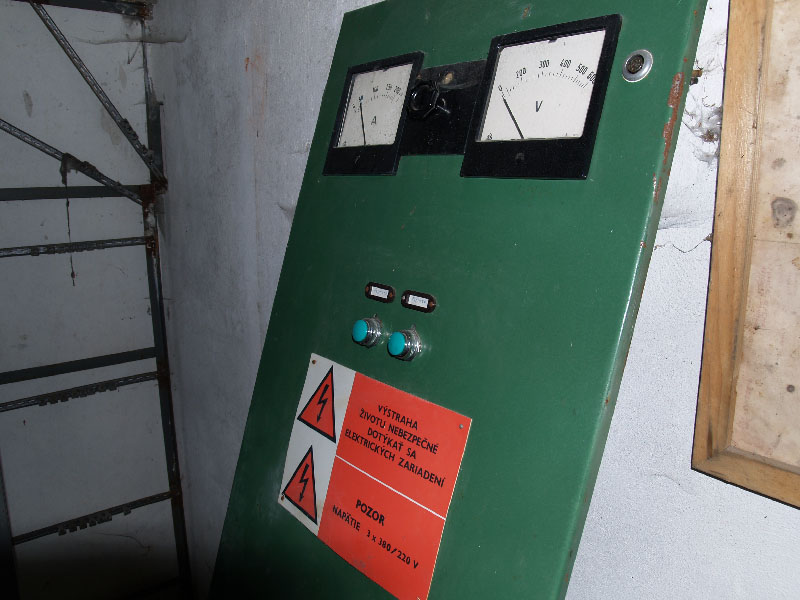 Vyvalené dvere jedného z rozvádzačových polí (ampérmeter stále ukazuje 50 A)  - foto: Andrej Bisták 30.7.2009