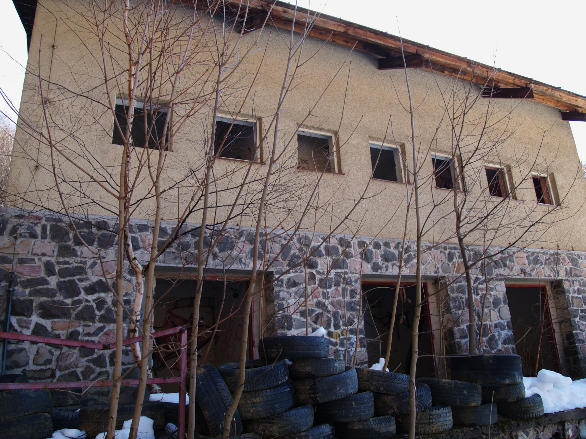 Bočná fasáda budovy s technologickým zázemím (prízemie) a prevádzkovými miestnosťami (okná na poschodí)  - foto: Andrej Bisták 18.2.2019
