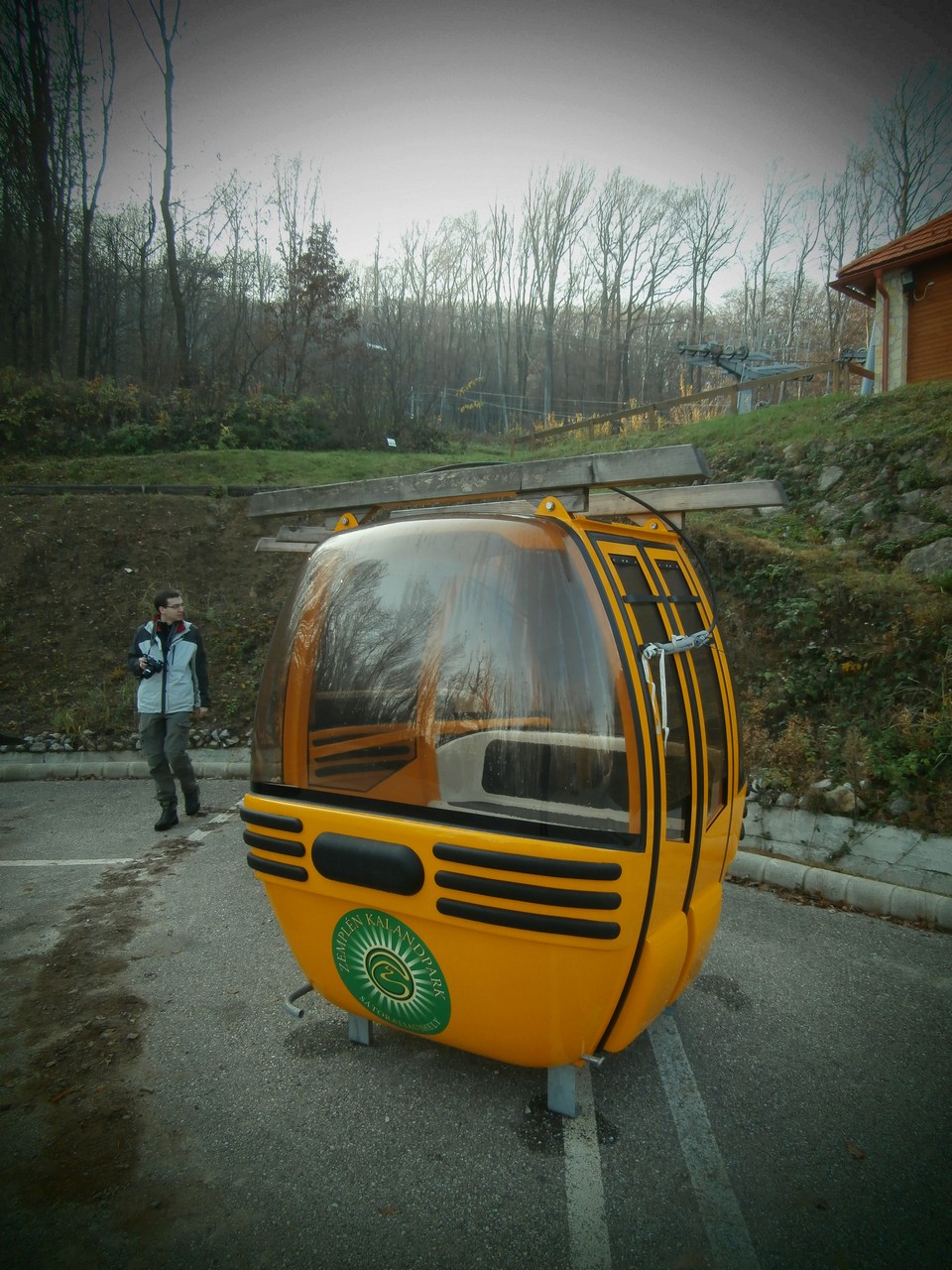 Vozne pre v tom čase budovanú kabínkovú lanovku od slovenskej firmy Tatralift, vedúcu od hornej stanice dvojsedačky na protiľahlý kopec  - foto: Ján Palinský 15.11.2014