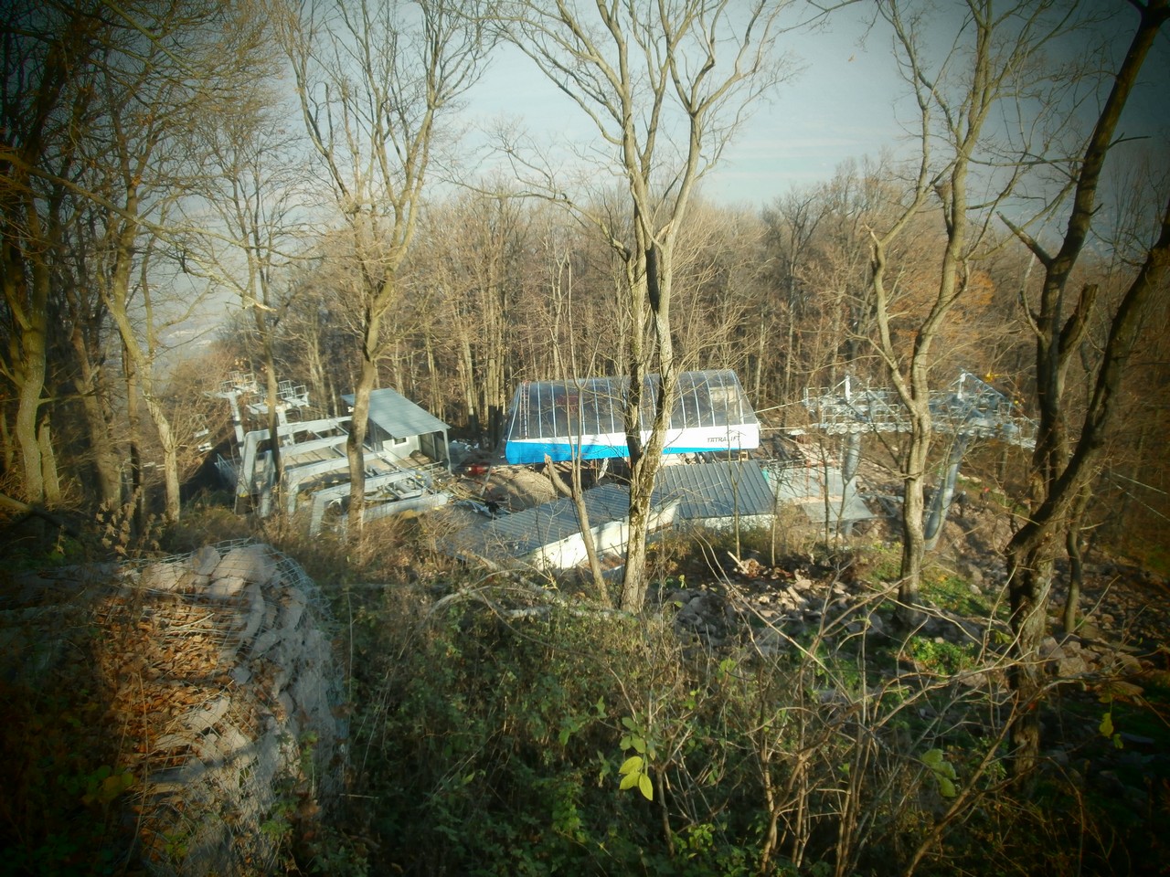 Vľavo horná stanica dvojsedačky, vpravo nástupná stanica novej kabínkovej lanovky, v tom čase ešte rozpracovanej  - foto: Ján Palinský 15.11.2014