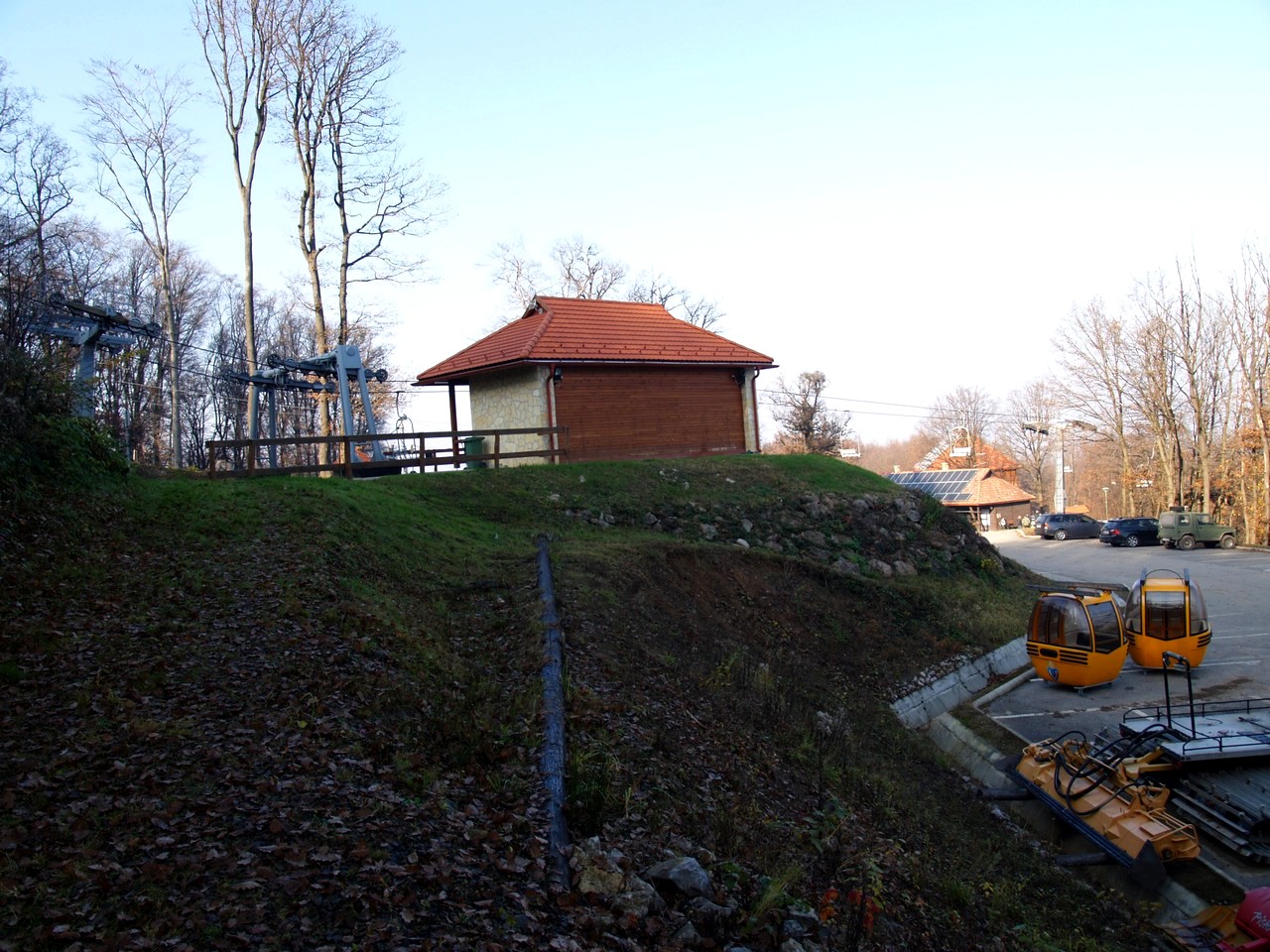 Kabínky pre novú lanovku, v tom čase čakajúce na použitie, pri medzistanici dvojsedačky  - foto: Andrej Bisták 15.11.2014