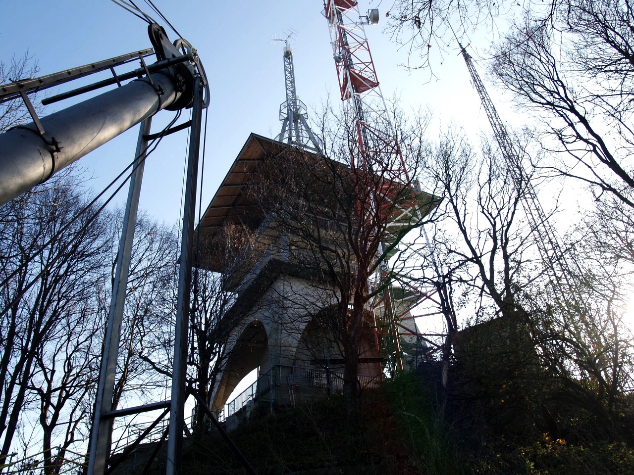 Rozhľadňa na vrchole a pri nej stanica vleku Tatrapoma H  - foto: Andrej Bisták 15.11.2014