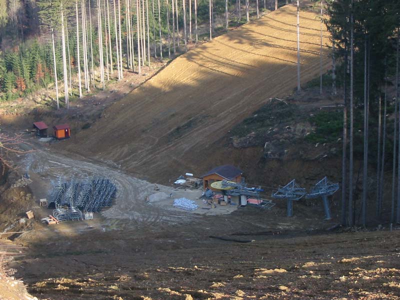 údolná stanica a dojazd novej zjazdovky Tomanova zo zjazdovky Marguška II  - foto: Mirek 22.11.2003