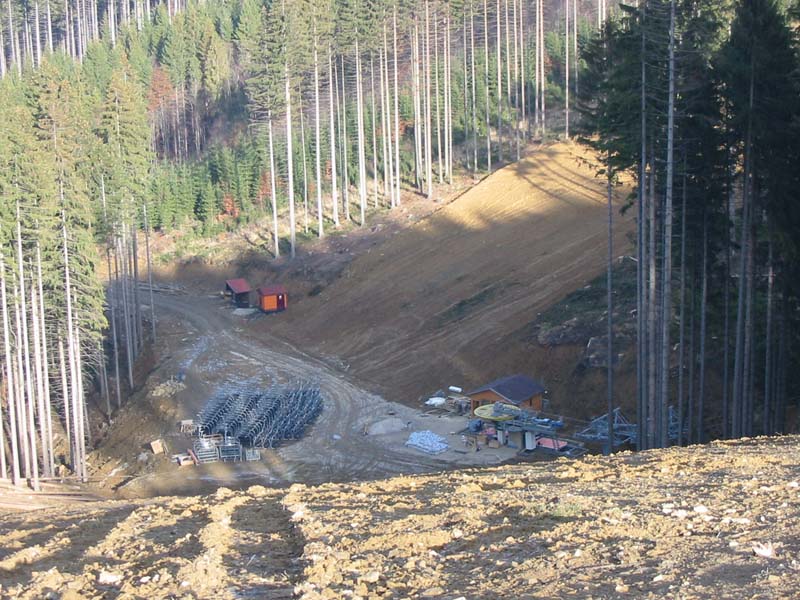 údolná stanica a dojazd novej zjazdovky Tomanova zo zjazdovky Marguška II  - foto: Mirek 22.11.2003