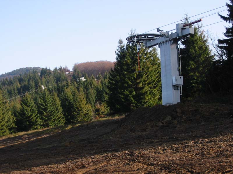 v pozadí nová lanovka, v popredí nová dvojkotva BLV – 2 'Na hrebeni'  - foto: Mirek 22.11.2003