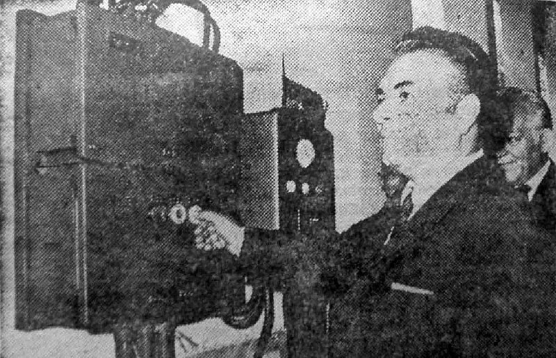 Viceprimátor Bratislavy F. Dubec stlačením tlačidla uvádza lanovku do chodu pri slávnostnom otvorení prevádzky 11. júla 1972.  - foto: Vladimír Vránek, Večerník, júl 1972