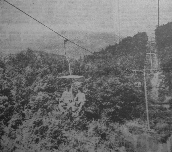 Jazda lanovkou v prvých dňoch prevádzky - podpera č. 15 smerom na Železnú studničku.  - foto: Večerník, júl 1972