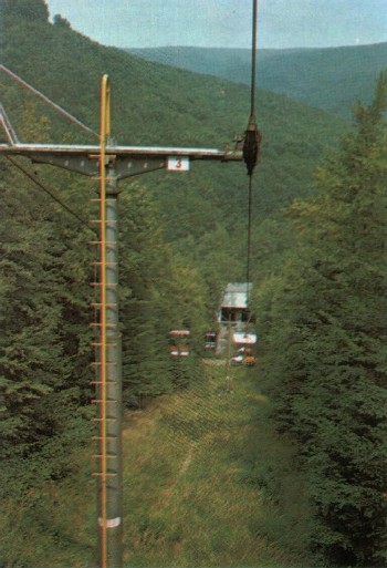 Podpera č. 3 a dolná stanica okolo roku 1988.  - foto: Cestovná kancelária Slovakoturist 1988