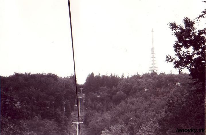 Pohľad na trať smerom k hornej stanici z úseku medzi podperami č. 13 a 14. V pozadí aj televízna veža.  - foto: Roman Gric, september 1982