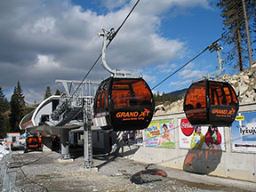 míjení kabinek před dolní stanicí /foto: Radim Polcer 24.03.2011/