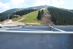 pohled z mostu dolní stanice na trasu lanovky /foto: Radim Polcer 1.7.2012/