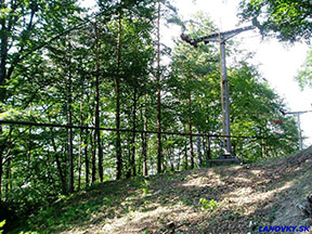 lano síce mimo podpery, ale aspoň vysekaný priesek /foto: Andrej 10.08.2004/