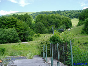 pohľad z bývalej medzistanice Salašky smerom k vrcholovej stanici, hore vidno aj časť prieseku. Porovnajte s vyššie uvedenou fotografiou medzistanice. /foto: Andrej 11.07.2004/