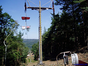 z rekonštruovanej lanovky bude krásny výhľad na Malé Karpaty /foto: Andrej 29.08.2004/