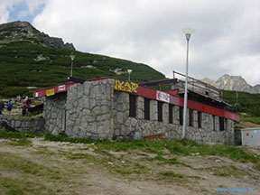 z pôvodnej vrcholovej stanice zostal už len bivakclub, časť nástupišťa bola zbúraná /foto: Yankee 2003/