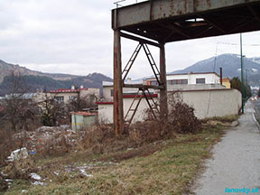 ochranná konštrukcia lanovky nad Kostiviarskou cestou /foto: Andrej 30.12.2004/