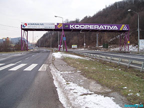 tesne pred hornou stanicou (vpravo) sa lanovka druhýkrát križovala s cestou /foto: Andrej 30.12.2004/