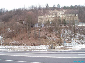 horná stanica (vľavo) a lom /foto: Andrej 30.12.2004/