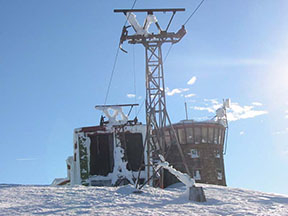 podpera č. 14, v pozadí 15, vrcholová stanica na Chopku a vpravo Rotunda /foto: Mirek 11.01.2005/