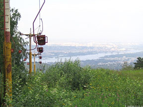 horní část trasy již chátrající lanovky v roce 2004 /foto: andrew-foto.ru/