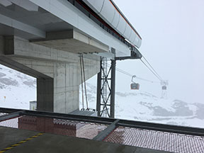 3S lanovka Leitner v rakúskom stredisku Stubaier Gletscher – medzistanica /foto: Juraj Meško, 26.4.2017/