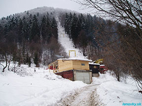 trasa lanovky na Chvatimech a údolná stanica /foto: Andrej 23.02.2005/