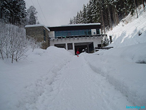 Budova dolnej stanice Podstráne počas svojej poslednej zimy. /foto: Andrej Bisták 25.2.2005/